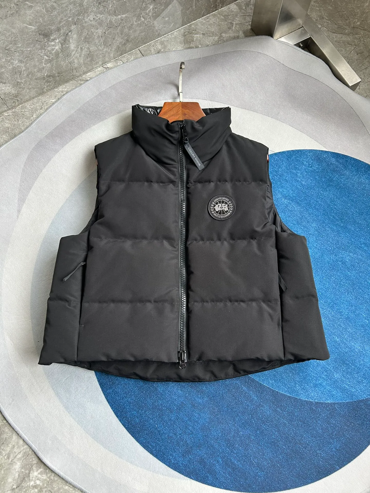 P600 2267WB Grandview black label women's short vest. Constructed from Arctic Tech recycled fabric®, it features a cinchable hem for sleek styling and storage. Color: black. Size: XS S M L XL.